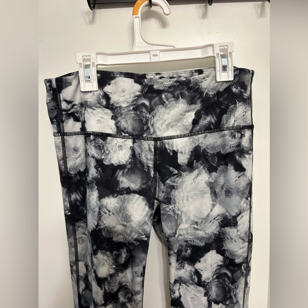 Athleta Floral Crush Chaturanga 7/8 Leggings - Picture 3 of 12